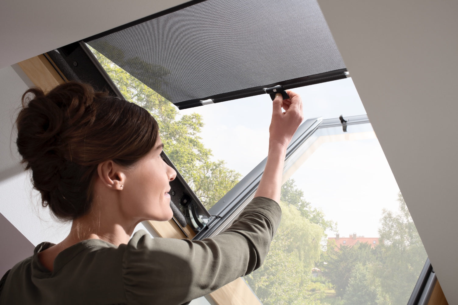 Velux Hitzeschutz-Markisen, manuell mit Haltekrallen